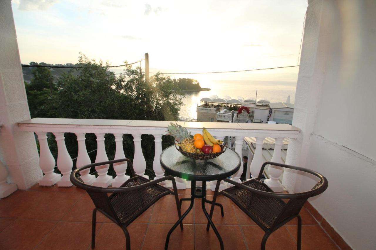 Batis Breeze Bed & Breakfast Perama  Ngoại thất bức ảnh