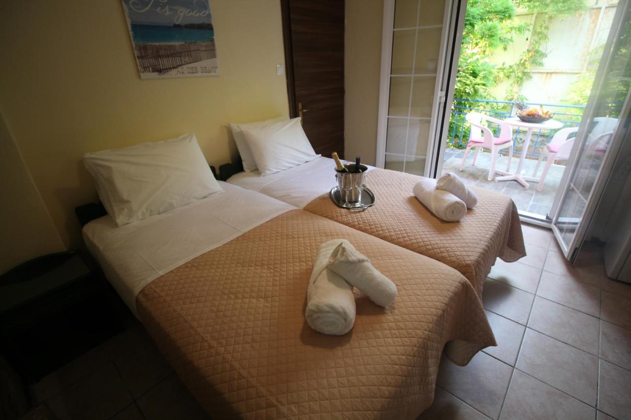 Batis Breeze Bed & Breakfast Perama  Ngoại thất bức ảnh
