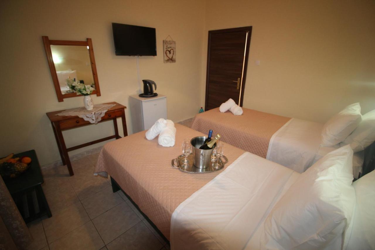 Batis Breeze Bed & Breakfast Perama  Ngoại thất bức ảnh