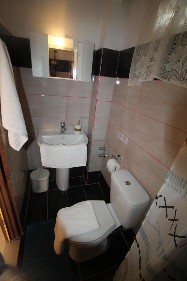 Batis Breeze Bed & Breakfast Perama  Ngoại thất bức ảnh
