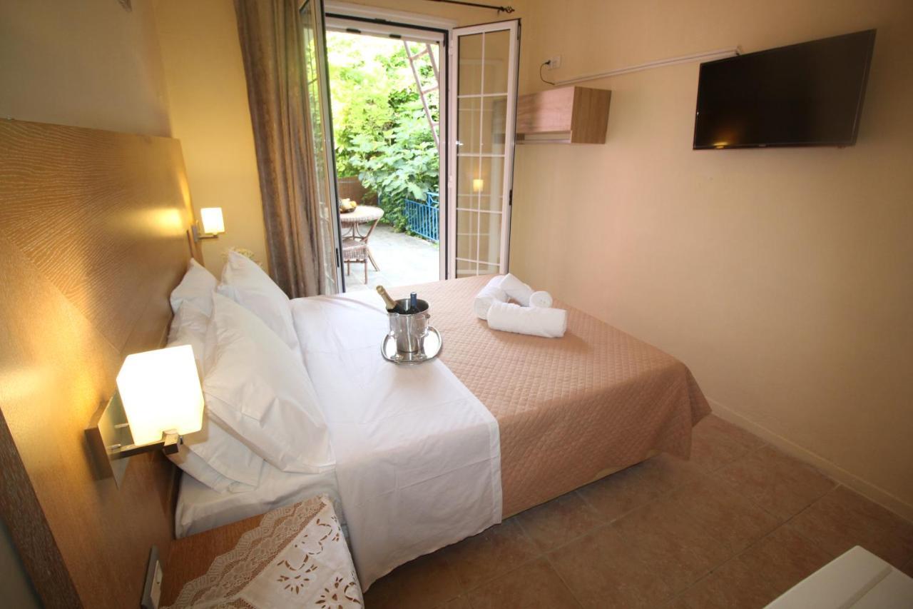 Batis Breeze Bed & Breakfast Perama  Ngoại thất bức ảnh