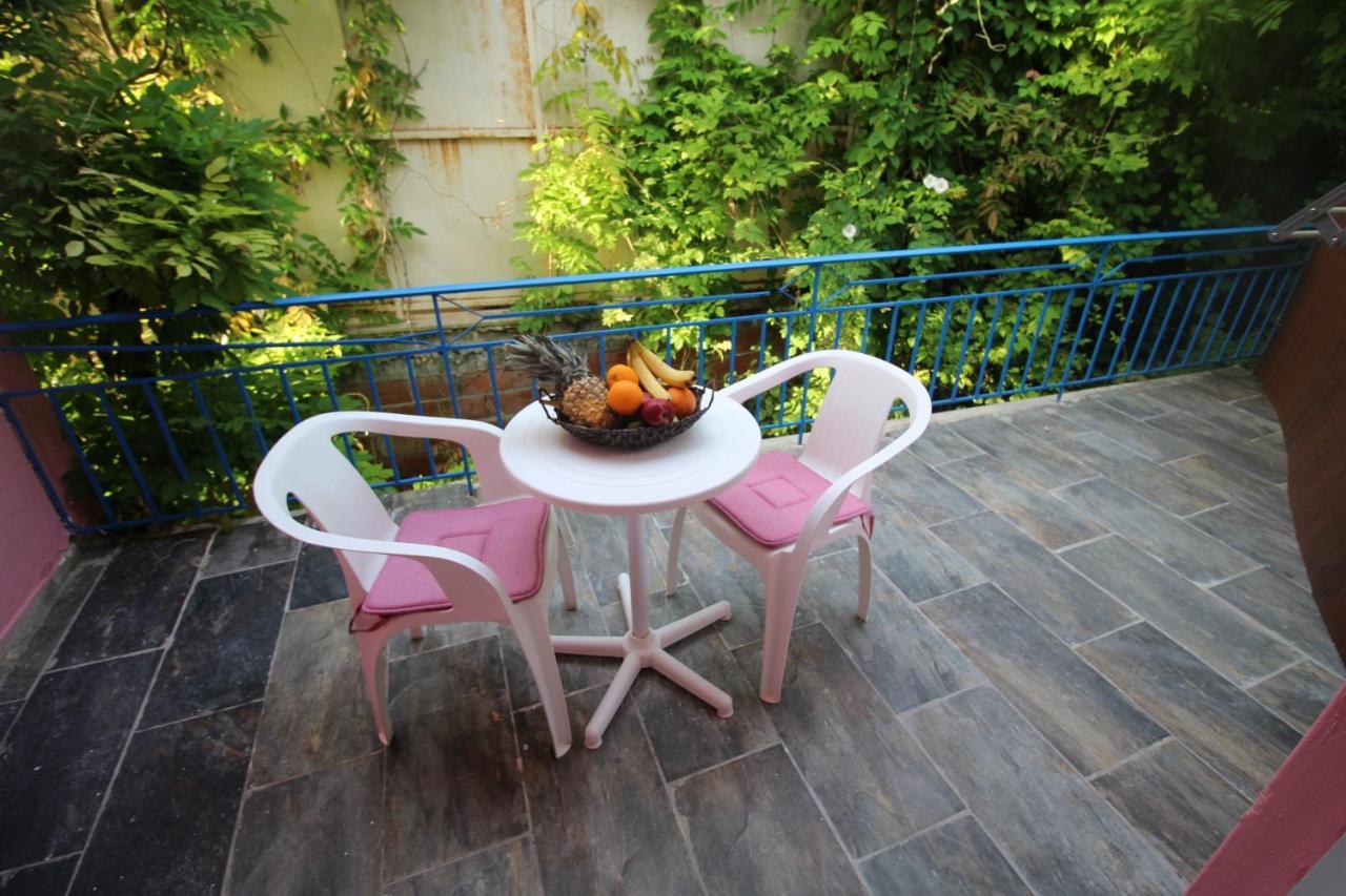 Batis Breeze Bed & Breakfast Perama  Ngoại thất bức ảnh