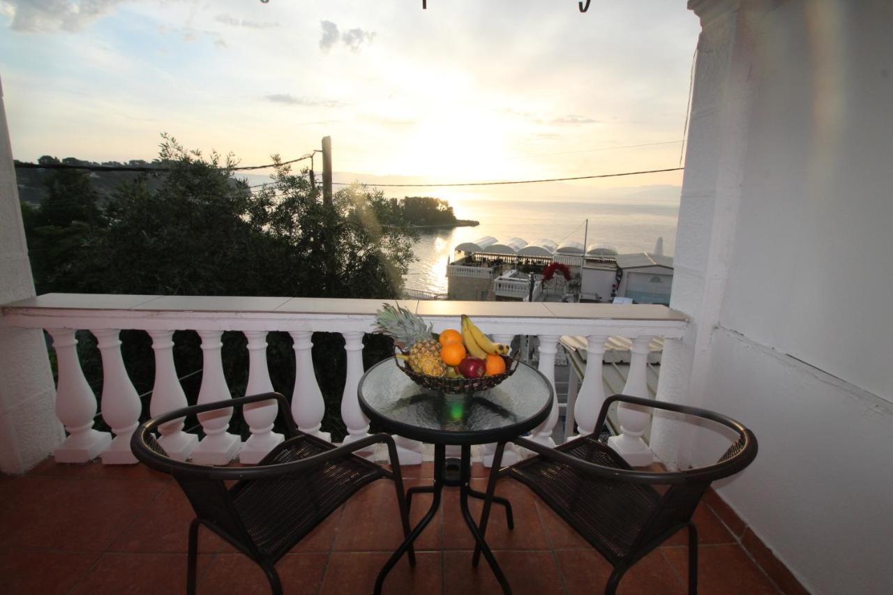 Batis Breeze Bed & Breakfast Perama  Ngoại thất bức ảnh